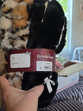 2 pack Brookstone cozy slipper socks